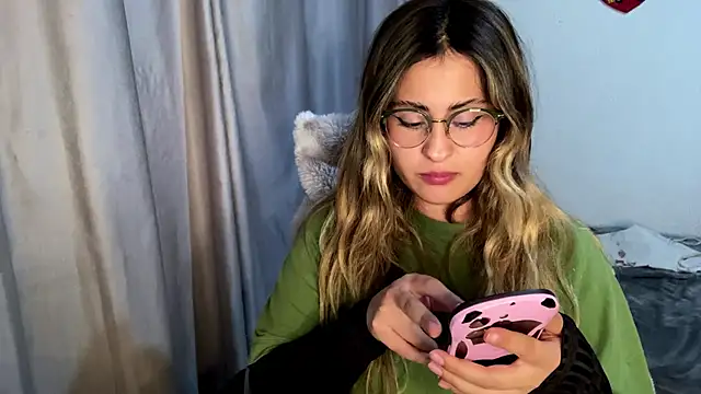 emma  bell  online show from November 2025 11:41:01 PM