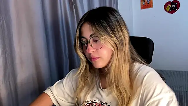 emma  bell  online show from November 2025 10:26:02 PM