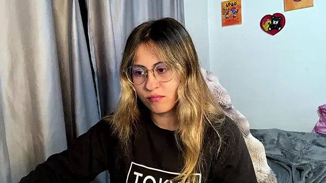 emma  bell  online show from November 2025 11:52:02 PM