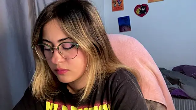 emma  bell  online show from October 2025 10:09:01 PM