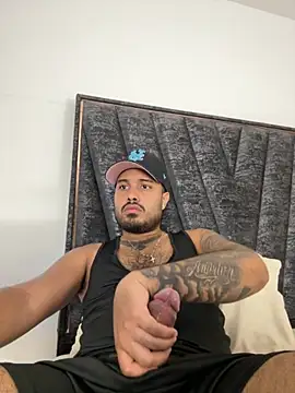 Snapshot of PapiStan chatting on November 2025 05:00:01 AM PapiStan online show from November 2025 05:00:01 AM