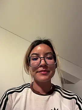 Pretty roxxyy online show from March 2026 12:49:01 AM