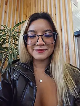 Pretty roxxyy online show from April 2026 02:25:02 PM