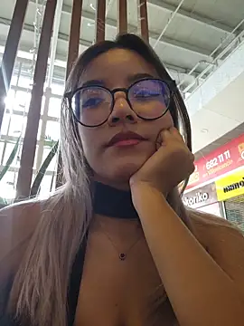 Pretty roxxyy online show from December 2025 01:24:02 PM