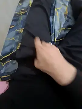 Snapshot of amirzinou chatting on March 2025 12:04:01 AM amirzinou online show from March 2025 12:04:01 AM