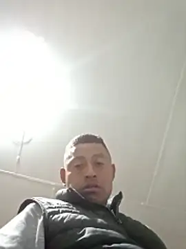 luuiss12 online show from October 2025 05:28:01 AM