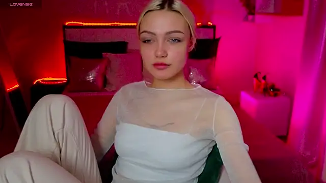 LinaLirian online show from November 2025 01:37:02 PM