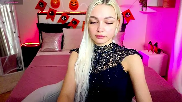 LinaLirian online show from October 2025 01:43:02 PM