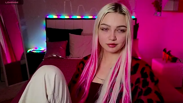 LinaLirian online show from November 2025 01:37:02 PM