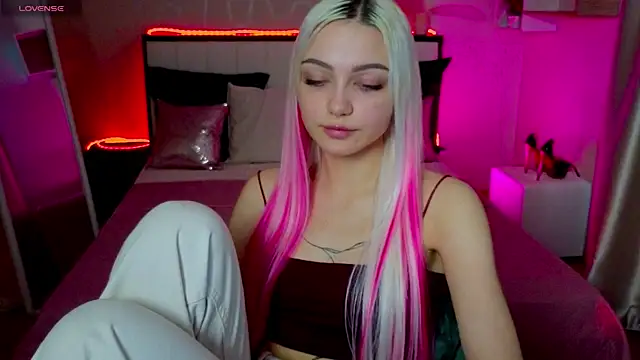 LinaLirian online show from November 2025 01:36:02 PM