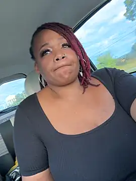 Snapshot of RoyalQueen2u chatting on October 2025 09:48:01 PM RoyalQueen2u online show from October 2025 09:48:01 PM