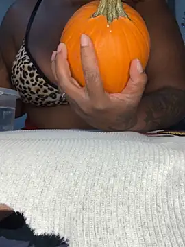 Snapshot of RoyalQueen2u chatting on September 2025 12:29:02 AM RoyalQueen2u online show from September 2025 12:29:02 AM