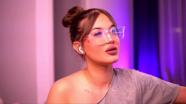 Snapshot of AryaDeluna chatting on September 2025 05:28:01 PM AryaDeluna online show from September 2025 05:28:01 PM