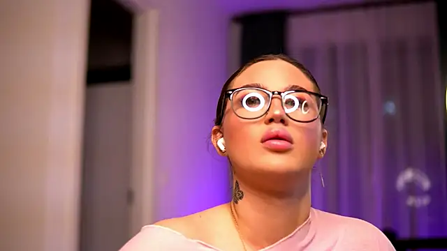 Snapshot of AryaDeluna chatting on November 2025 07:36:01 PM AryaDeluna online show from November 2025 07:36:01 PM