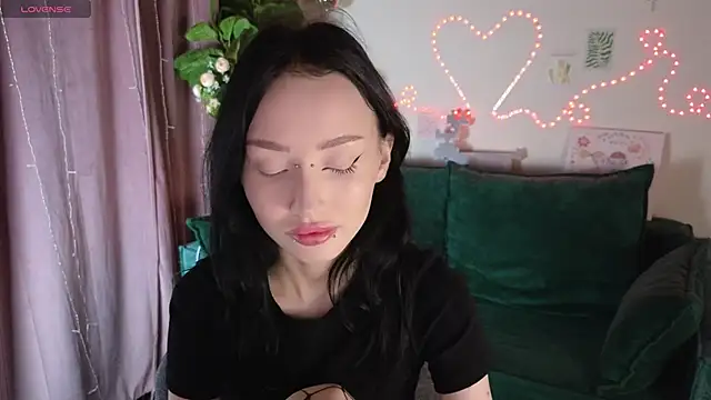  holly berry  online show from October 2025 01:40:01 AM