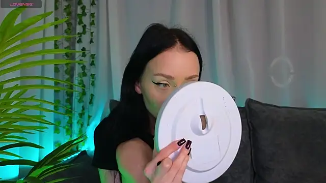  holly berry  online show from October 2025 01:29:02 AM