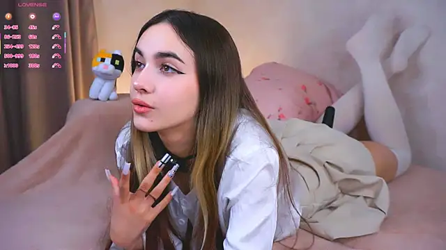 Snapshot of CupSizeGirl chatting on October 2025 04:32:02 PM CupSizeGirl online show from October 2025 04:32:02 PM