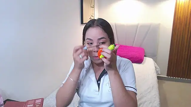  Victoria Collins online show from December 2025 01:17:02 PM