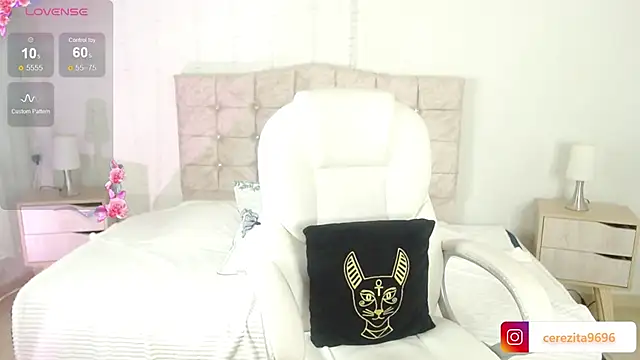 Snapshot of mia_traveluxe chatting on October 2025 02:13:02 AM mia traveluxe online show from October 2025 02:13:02 AM