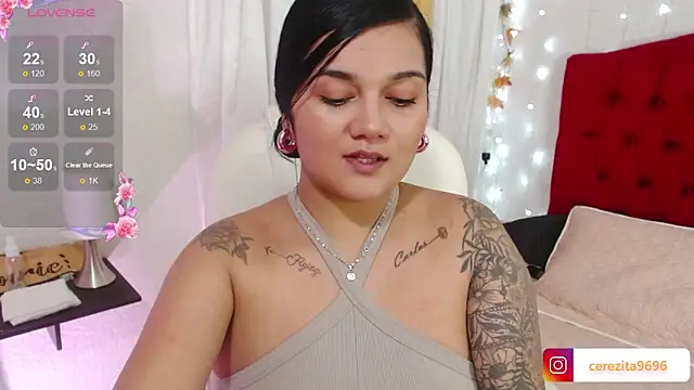 Snapshot of mia_traveluxe chatting on September 2025 02:03:02 AM mia traveluxe online show from September 2025 02:03:02 AM