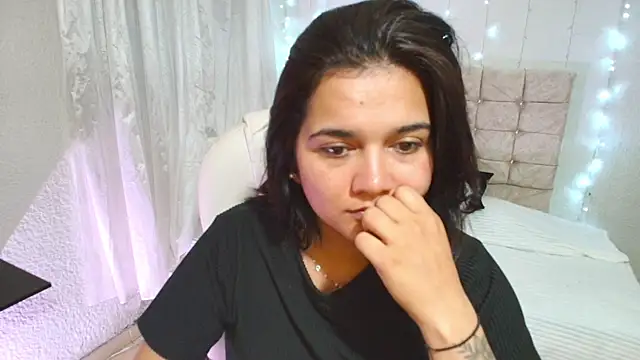 Snapshot of mia_traveluxe chatting on September 2025 02:18:01 AM mia traveluxe online show from September 2025 02:18:01 AM