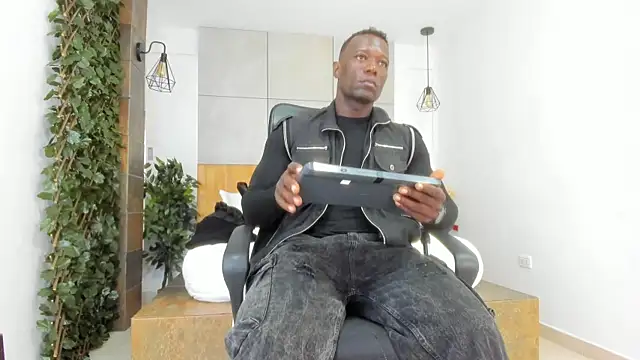 Snapshot of MarcusBlack_ chatting on October 2025 12:39:02 PM MarcusBlack online show from October 2025 12:39:02 PM