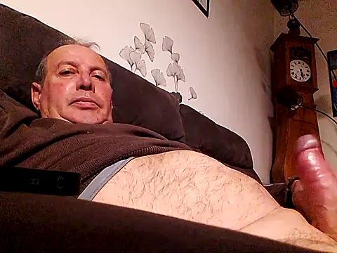 Snapshot of Vince072 chatting on November 2025 08:53:01 PM Vince072 online show from November 2025 08:53:01 PM