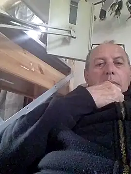 Snapshot of Vince072 chatting on April 2026 04:21:01 PM Vince072 online show from April 2026 04:21:01 PM