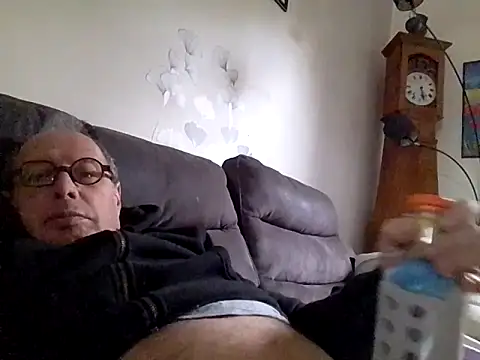 Snapshot of Vince072 chatting on October 2025 06:36:02 AM Vince072 online show from October 2025 06:36:02 AM