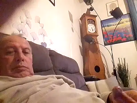 Snapshot of Vince072 chatting on October 2025 04:50:01 PM Vince072 online show from October 2025 04:50:01 PM