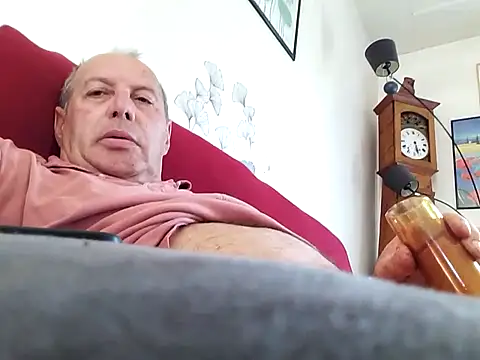 Snapshot of Vince072 chatting on April 2026 11:39:01 AM Vince072 online show from April 2026 11:39:01 AM