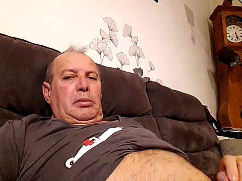 Snapshot of Vince072 chatting on November 2025 04:17:02 AM Vince072 online show from November 2025 04:17:02 AM