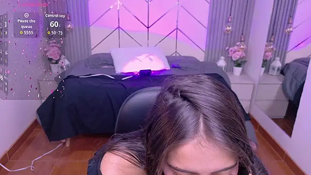 alesiamoore online show from April 2026 07:37:01 PM