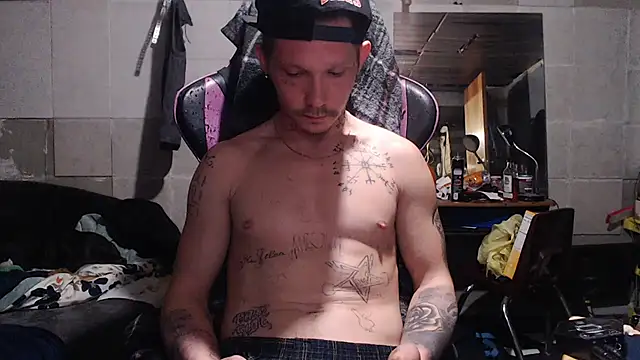 Snapshot of mastertrap chatting on December 2025 05:30:02 AM mastertrap online show from December 2025 05:30:02 AM