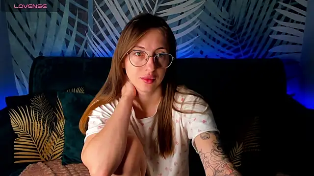 Snapshot of ChristyCrayme chatting on November 2025 10:57:01 PM ChristyCrayme online show from November 2025 10:57:01 PM