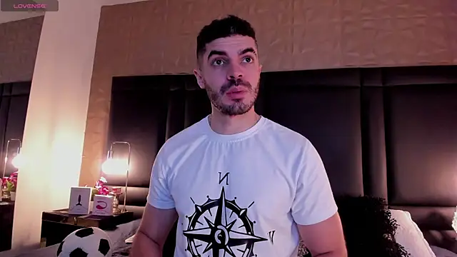 AxelThompson  online show from November 2025 11:36:02 AM