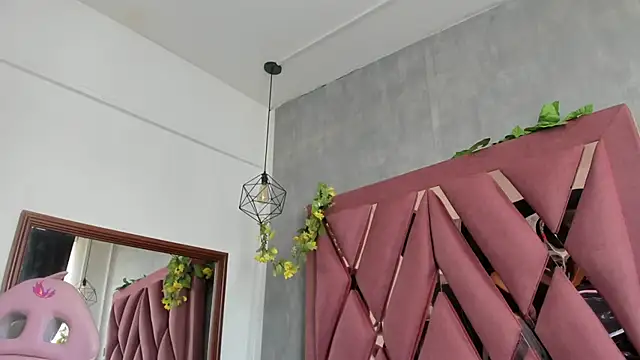 viollettaa  online show from April 2026 06:45:02 PM