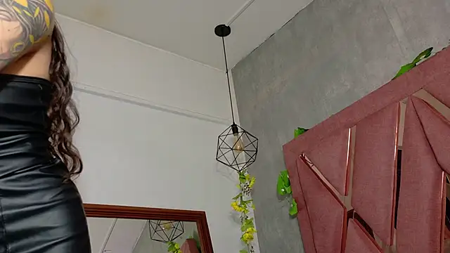 viollettaa  online show from December 2025 07:01:01 PM