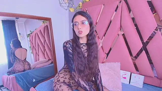 viollettaa  online show from September 2025 07:02:01 PM