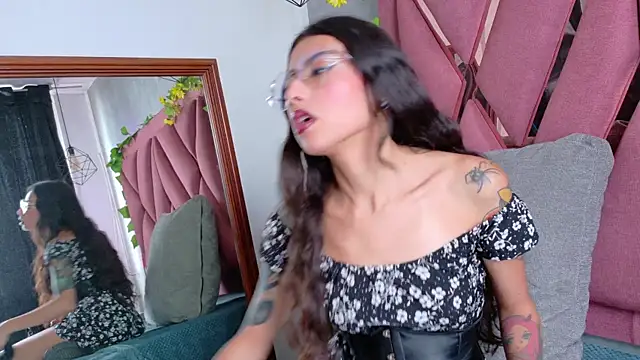 viollettaa  online show from December 2025 08:09:02 PM