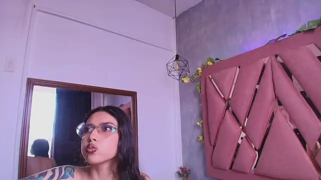 viollettaa  online show from September 2025 07:04:01 PM