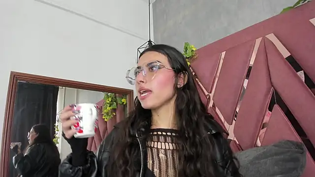 viollettaa  online show from April 2026 06:48:02 PM