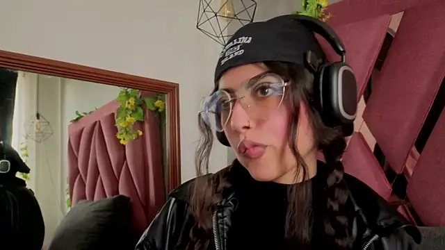 viollettaa  online show from April 2026 07:08:02 PM