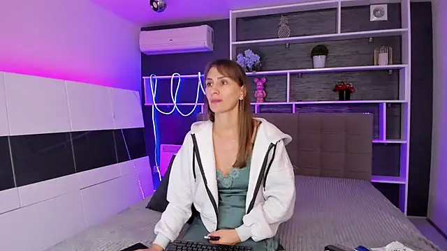 Snapshot of ChristyBrook chatting on November 2025 08:09:02 PM ChristyBrook online show from November 2025 08:09:02 PM