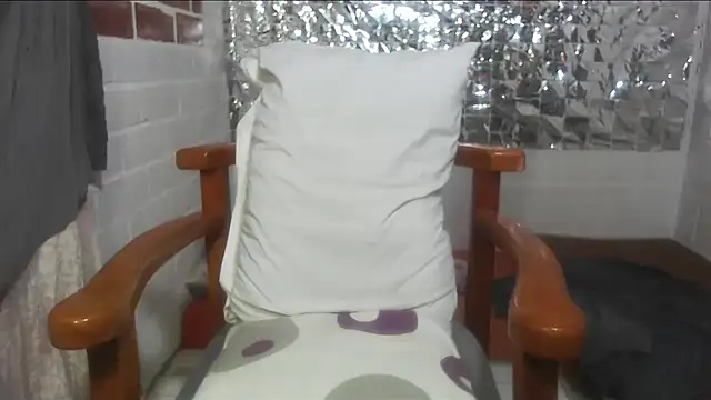 Snapshot of rose-crystal chatting on October 2025 11:39:01 PM rose-crystal online show from October 2025 11:39:01 PM