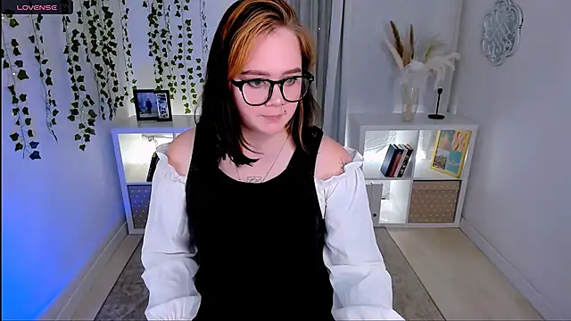 lunaalli online show from October 2025 04:19:02 PM