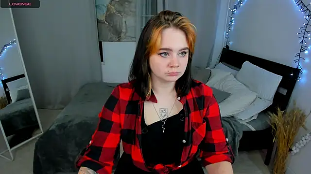 lunaalli online show from October 2025 04:19:02 PM