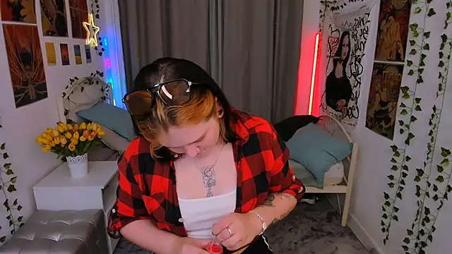 lunaalli online show from September 2025 04:28:02 PM