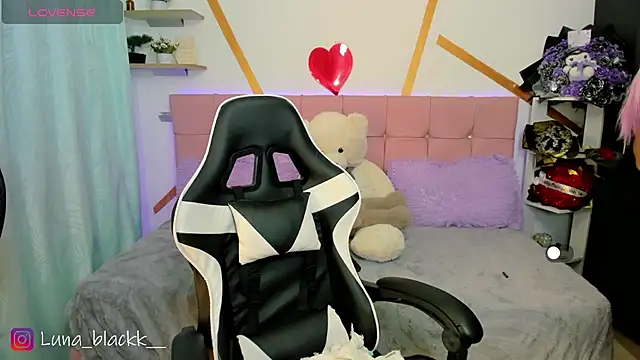 Luna blackk online show from April 2026 11:52:02 PM