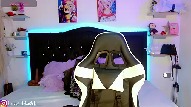 Snapshot of Luna_blackk chatting on October 2025 09:02:02 PM Luna blackk online show from October 2025 09:02:02 PM